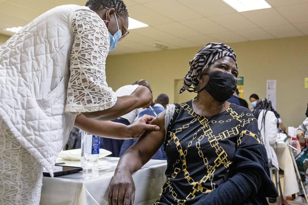 Impfzentrum in Johannesburg: Die neue Corona-Variante wurde zum ersten Mal in Südafrika identifiziert. Das muss nicht heißen, dass sie auch von dort stammt.
