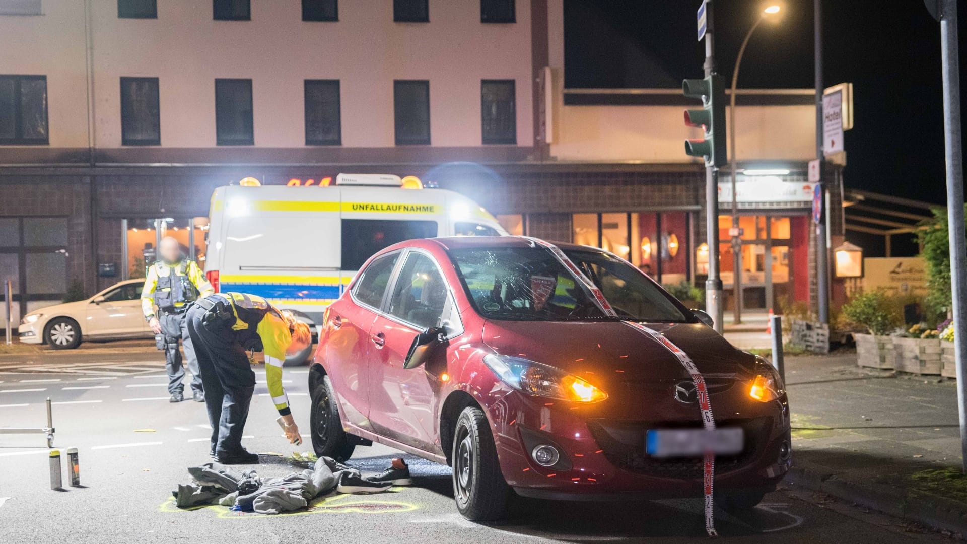 Die Unfallstelle: Ein Fußgänger ist bei einem Unfall lebensgefährlich verletzt worden. Die Unfallstelle: Ein Fußgänger ist bei einem Unfall lebensgefährlich verletzt worden.
