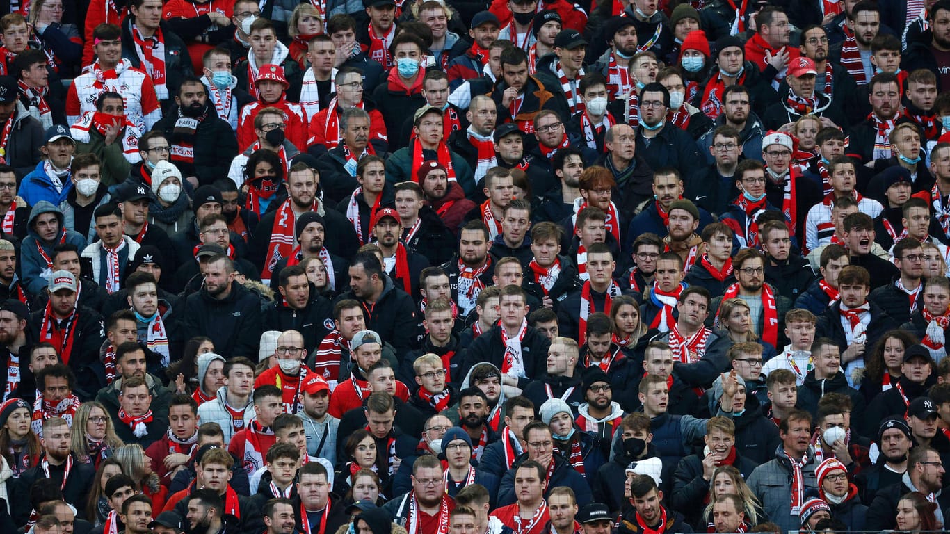 Fans im Stadion: Trotz der verordneten Maskenpflicht im Kölner Stadion, ignorierten viele Anhänger die Anweisungen.