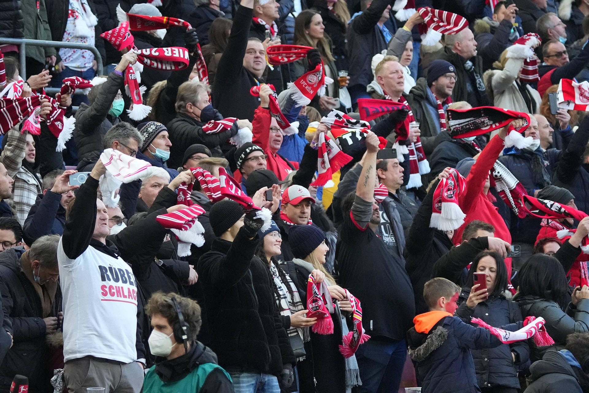 Fans des 1. FC Köln: In vielen Fällen wurde die Maskenpflicht beim Rheinderby gegen Borussia Mönchenglabach nicht eingehalten.