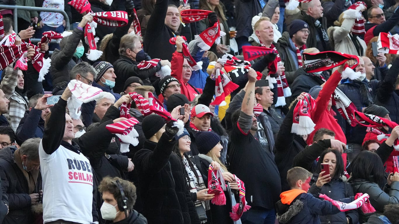 Fans des 1. FC Köln: In vielen Fällen wurde die Maskenpflicht beim Rheinderby gegen Borussia Mönchenglabach nicht eingehalten.