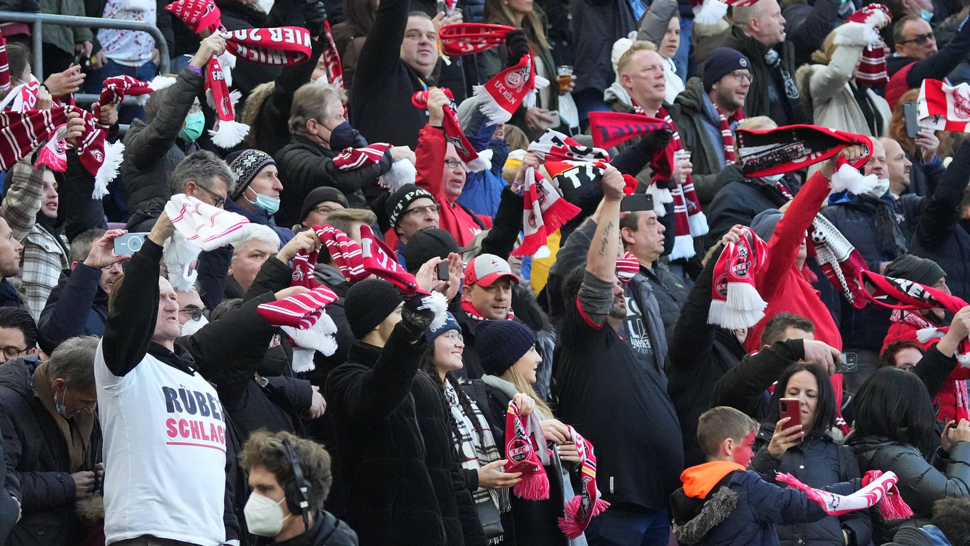 Fans des 1. FC Köln: In vielen Fällen wurde die Maskenpflicht beim Rheinderby gegen Borussia Mönchenglabach nicht eingehalten.