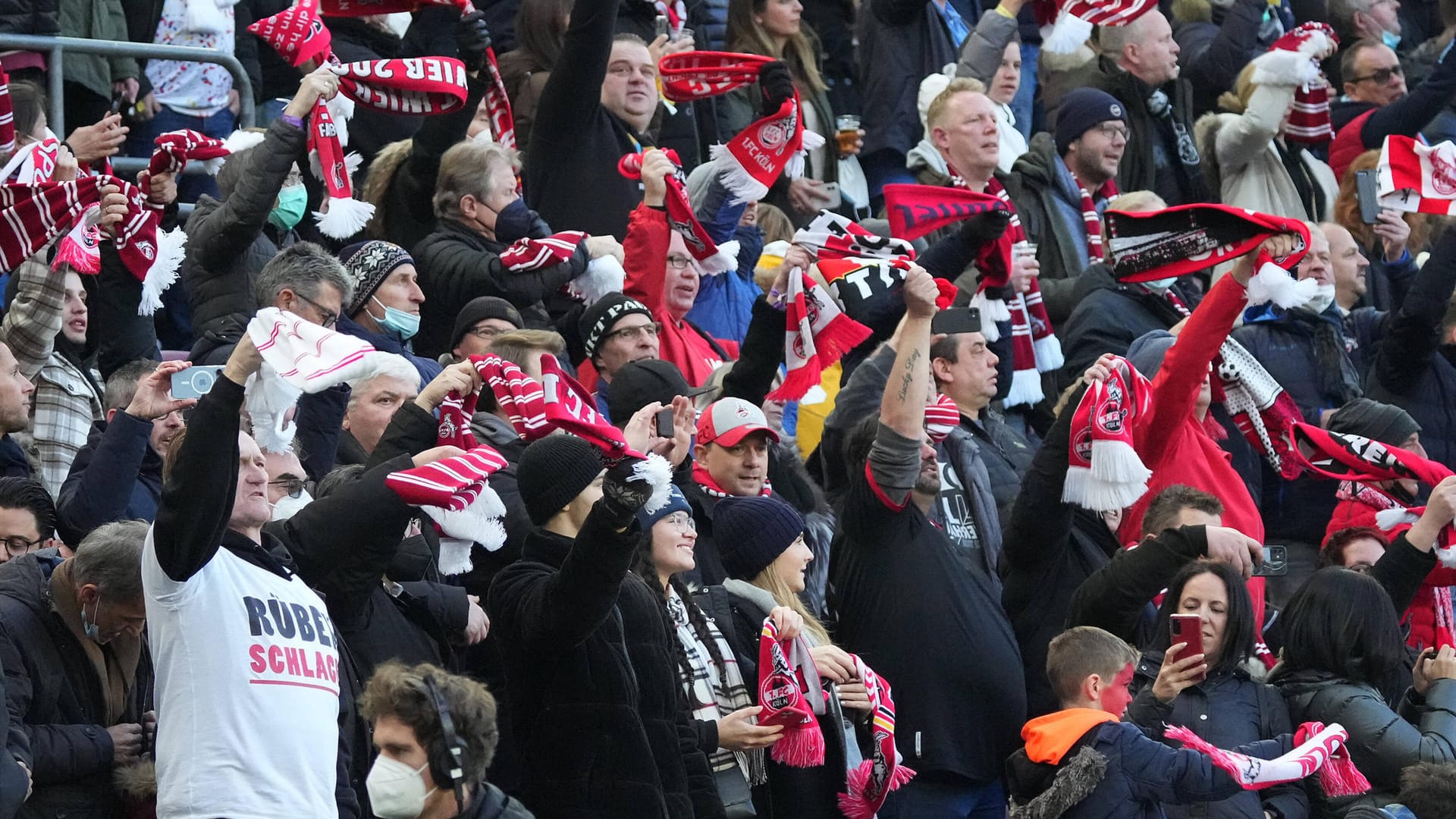 Fans des 1. FC Köln: In vielen Fällen wurde die Maskenpflicht beim Rheinderby gegen Borussia Mönchenglabach nicht eingehalten.