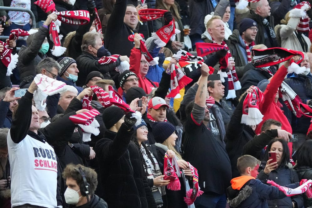 Fans des 1. FC Köln: In vielen Fällen wurde die Maskenpflicht beim Rheinderby gegen Borussia Mönchenglabach nicht eingehalten.