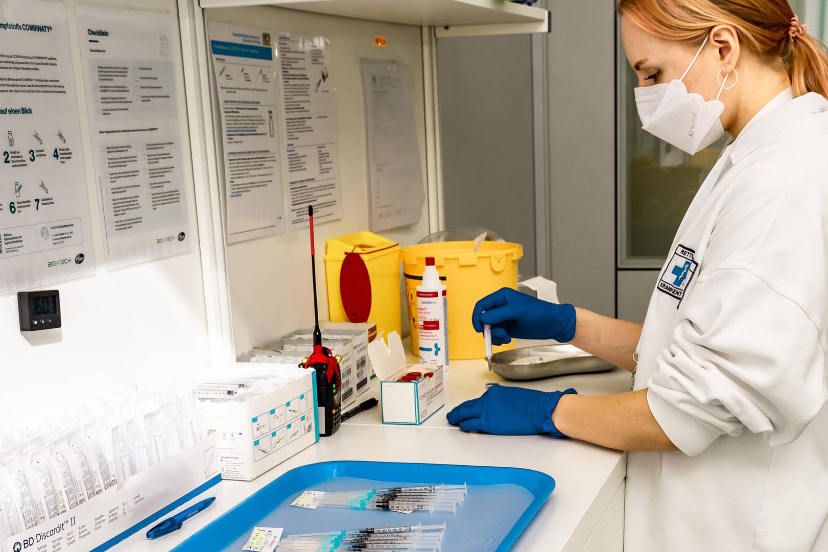 Labormitarbeiterin bereitet Impfstoff vor: Moderna forscht bereits an einer Anpassung des Vakzins aufgrund der Omikron-Variante.