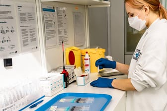 Labormitarbeiterin bereitet Impfstoff vor: Moderna forscht bereits an einer Anpassung des Vakzins aufgrund der Omikron-Variante.