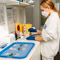 Labormitarbeiterin bereitet Impfstoff vor: Moderna forscht bereits an einer Anpassung des Vakzins aufgrund der Omikron-Variante.