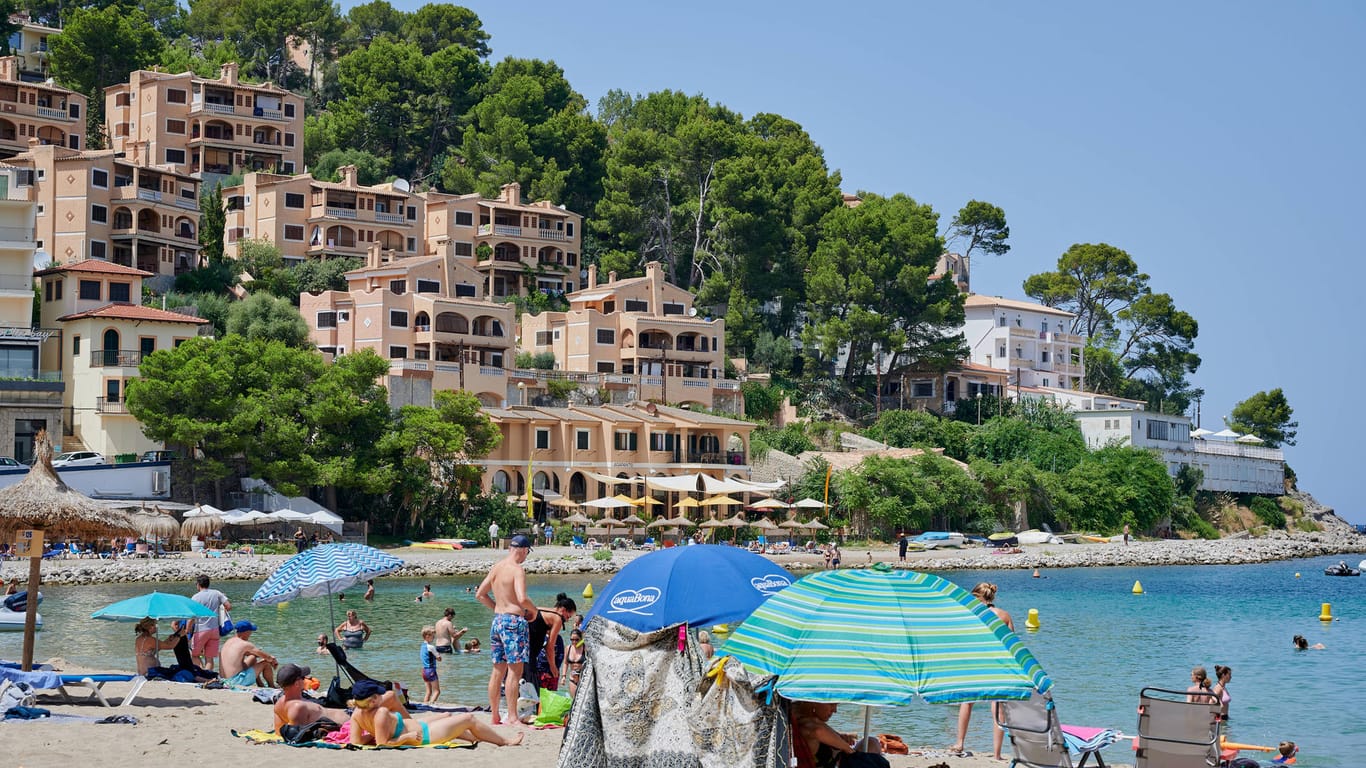 Strand von Port de Soller auf Mallorca: In Spanien vermittelt vor allem die hohe Impfquote viel Corona-Sicherheit.