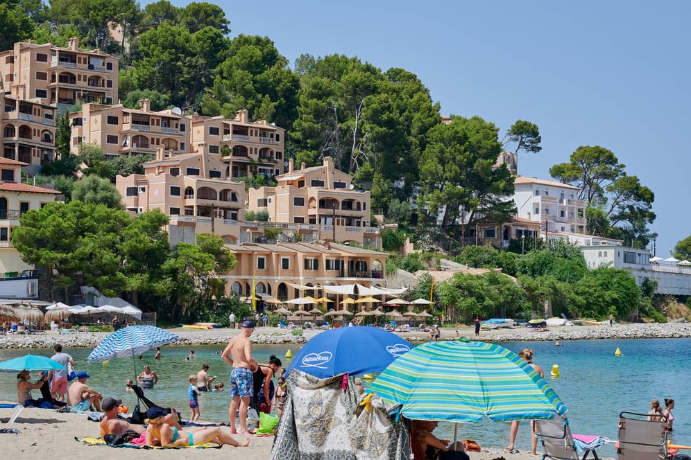 Strand von Port de Soller auf Mallorca: In Spanien vermittelt vor allem die hohe Impfquote viel Corona-Sicherheit.
