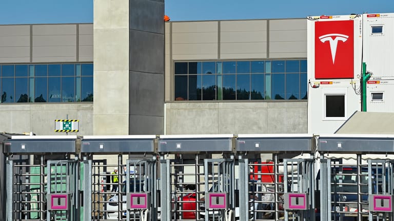 Tesla-Logo an einem Baucontainer vor der Gigafactory in Grünheide: Im Tesla-Werk in Brandenburg soll in Kürze die Arbeit richtig losgehen.