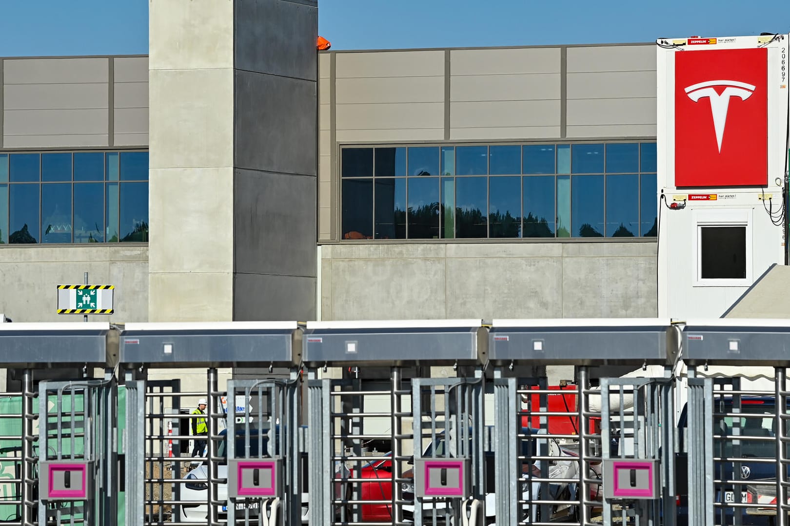 Tesla-Logo an einem Baucontainer vor der Gigafactory in Grünheide: Im Tesla-Werk in Brandenburg soll in Kürze die Arbeit richtig losgehen.