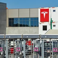 Tesla-Logo an einem Baucontainer vor der Gigafactory in Grünheide: Im Tesla-Werk in Brandenburg soll in Kürze die Arbeit richtig losgehen.