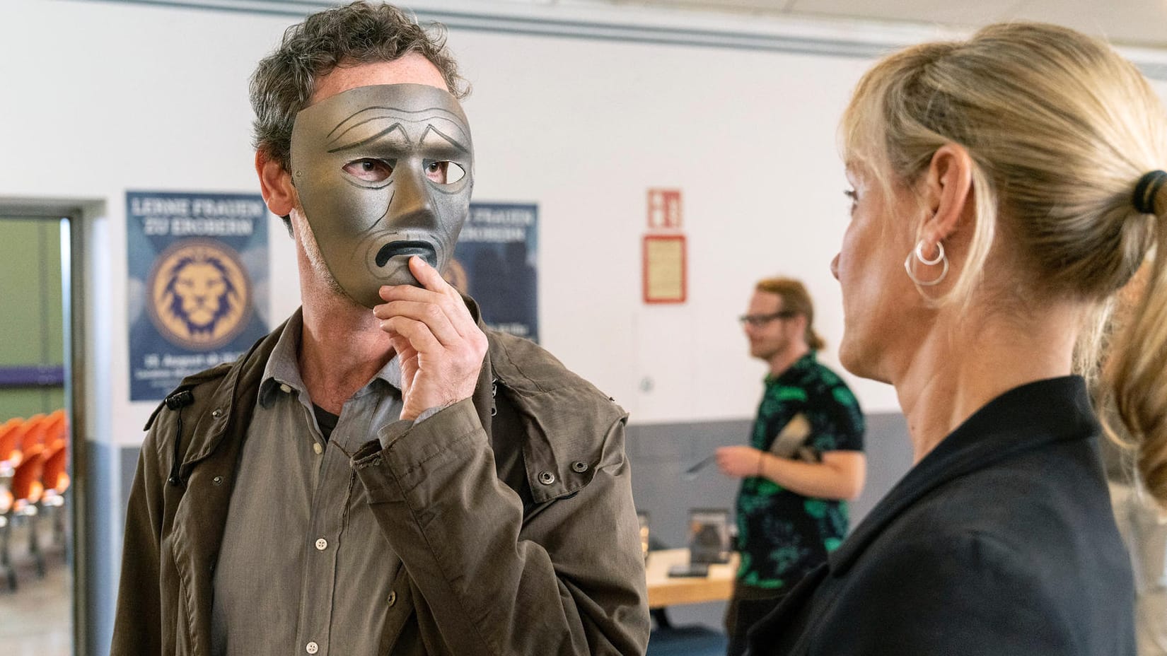 "Tatort: Masken": Peter Faber (Jörg Hartmann) und Martina Bönisch (Anna Schudt) nehmen inkognito an einem Seminar teil.