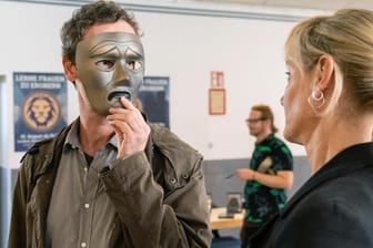 "Tatort: Masken": Peter Faber (Jörg Hartmann) und Martina Bönisch (Anna Schudt) nehmen inkognito an einem Seminar teil.