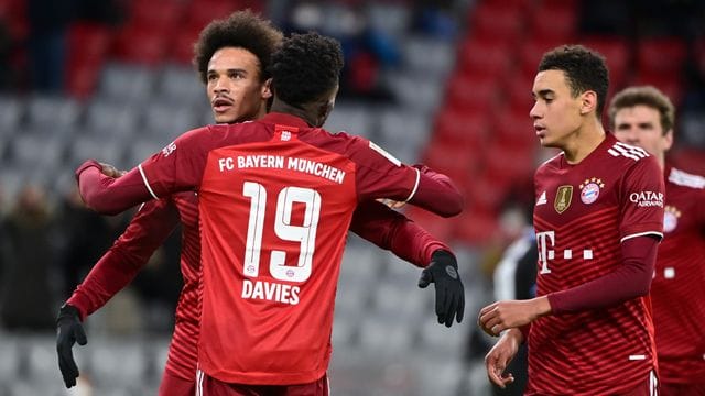 Münchens Leroy Sane (l-r) bejubelt sein Tor zum 1:0 mit Alphonso Davies und Jamal Musiala. Münchens Leroy Sane (l-r) bejubelt sein Tor zum 1:0 mit Alphonso Davies und Jamal Musiala.