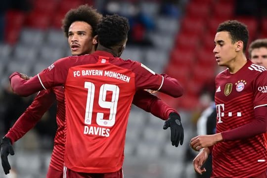 Münchens Leroy Sane (l-r) bejubelt sein Tor zum 1:0 mit Alphonso Davies und Jamal Musiala.