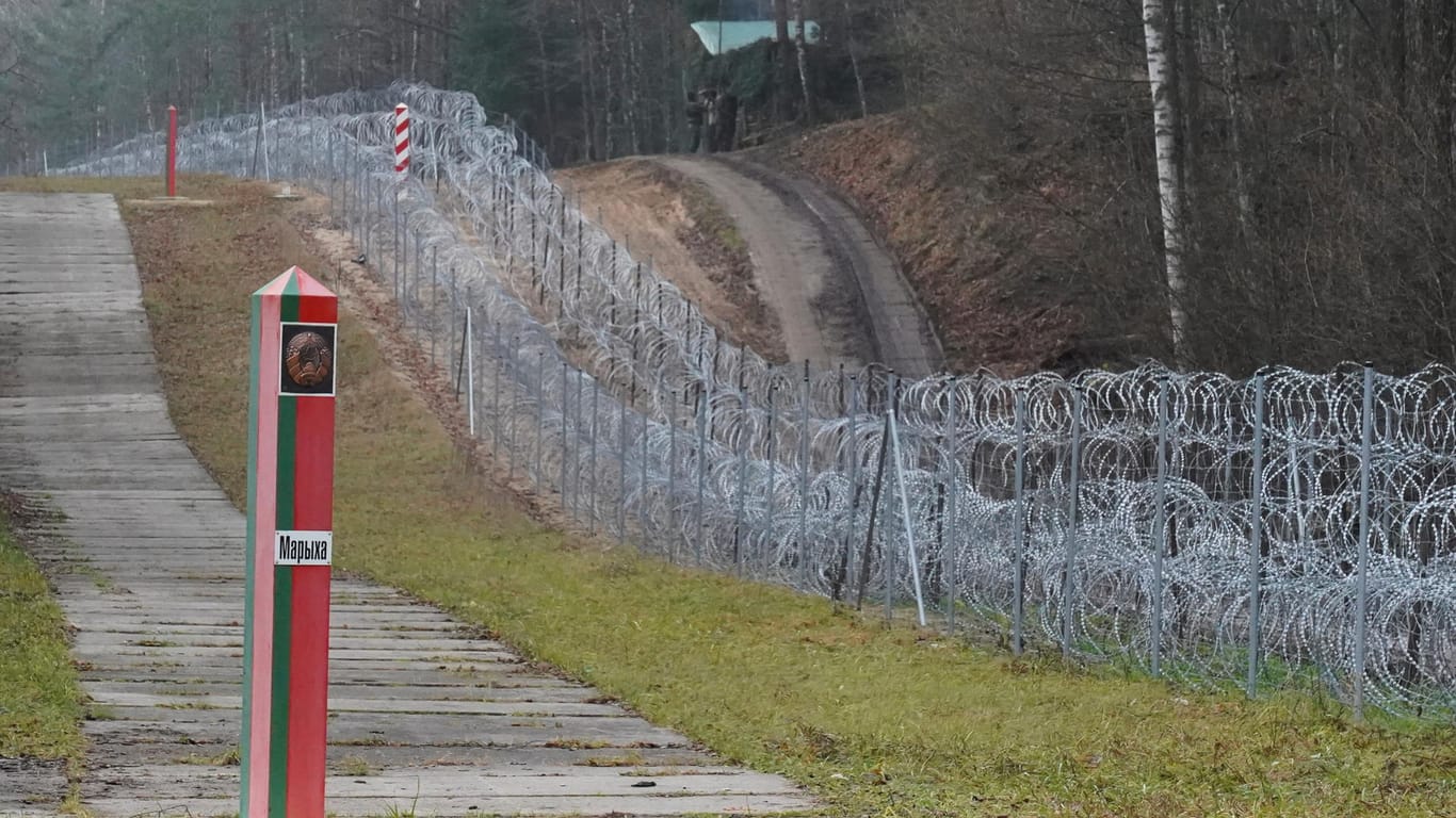 Die Grenze zwischen Polen und Belarus (Archivbild): Im Grenzgebiet befinden sich weiterhin tausende Migranten, die in die EU einreisen möchten.