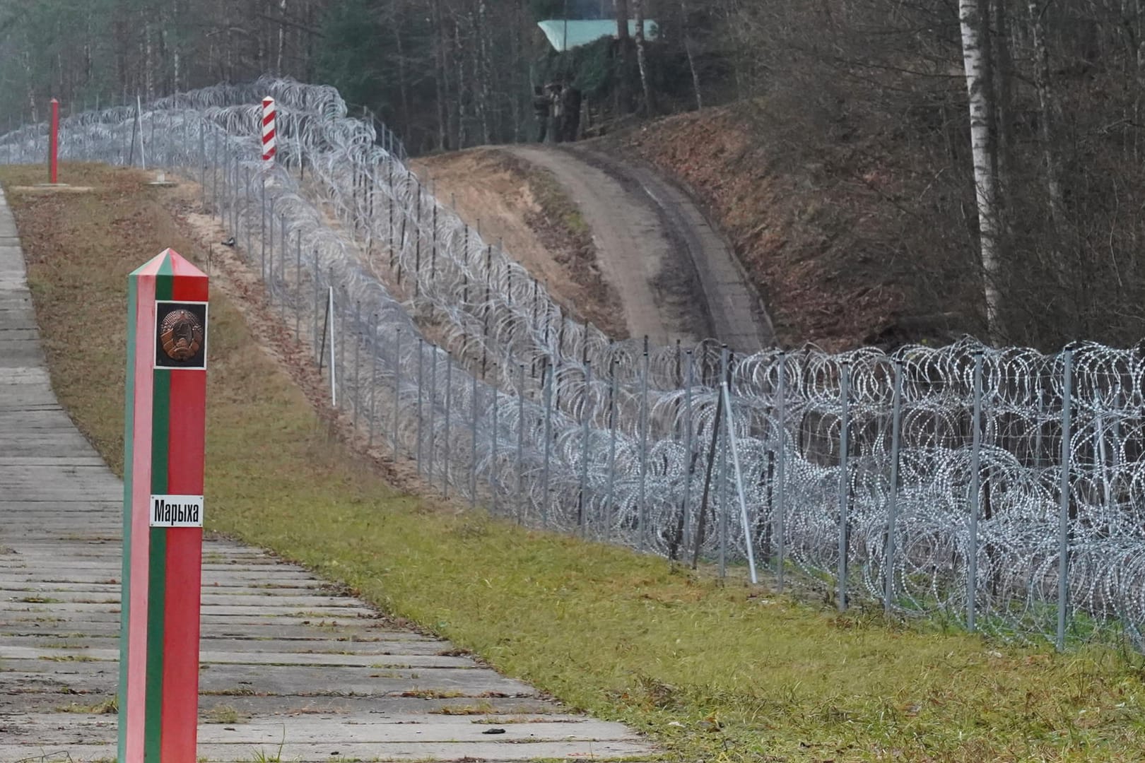 Die Grenze zwischen Polen und Belarus (Archivbild): Im Grenzgebiet befinden sich weiterhin tausende Migranten, die in die EU einreisen möchten.