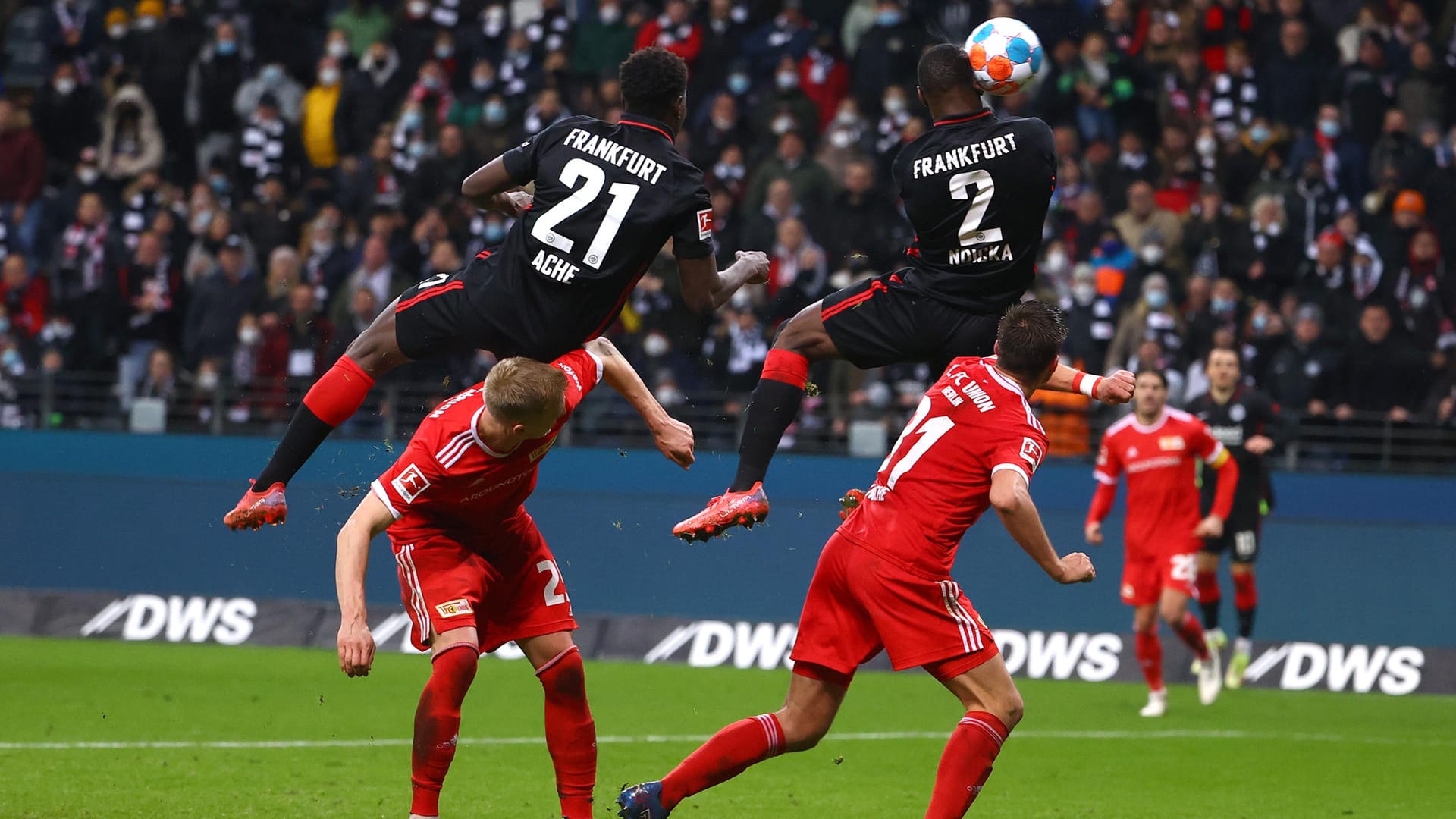 In luftigen Höhen: Frankfurts Evan Ndicka (Nr. 2) sprang bei seinem späten Treffer gegen Union deutlich höher als seine Gegenspieler. In luftigen Höhen: Frankfurts Evan Ndicka (Nr. 2) sprang bei seinem späten Treffer gegen Union deutlich höher als seine Gegenspieler.