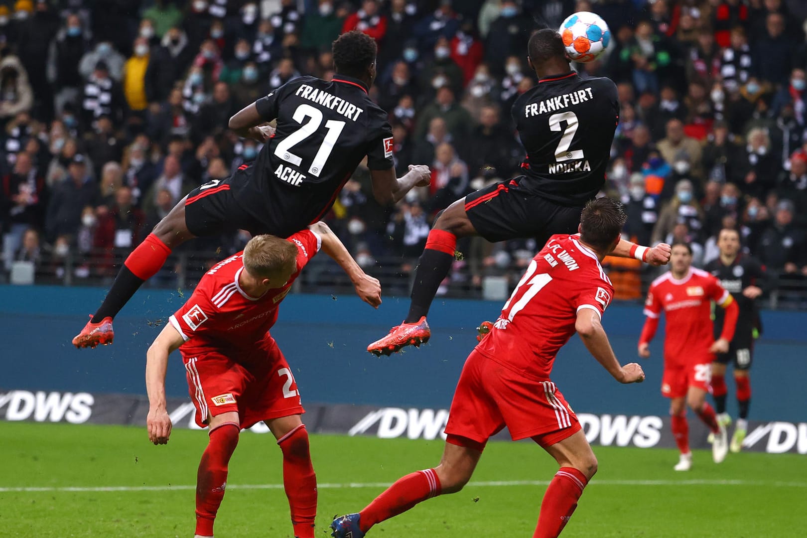 In luftigen Höhen: Frankfurts Evan Ndicka (Nr. 2) sprang bei seinem späten Treffer gegen Union deutlich höher als seine Gegenspieler.