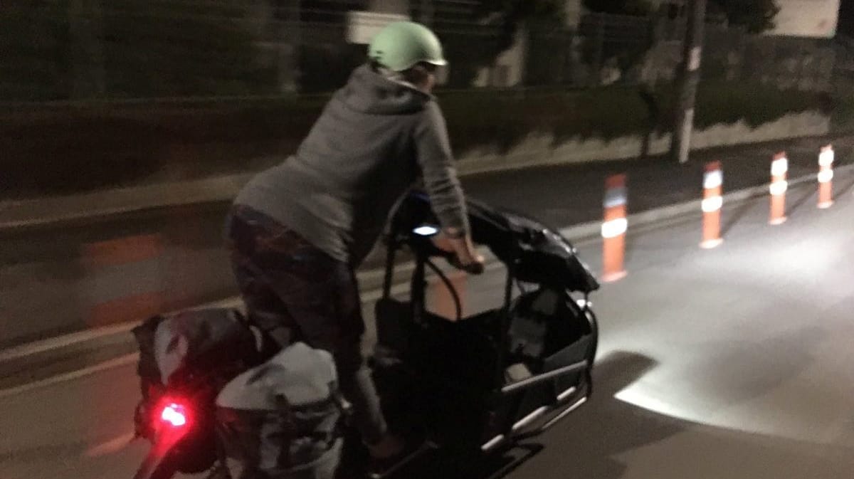 Julie Anne Genter ist mit ihrem Lastenfahrrad auf dem Weg ins Krankenhaus: Die neuseeländische Grünen-Politikerin brachte eine gesunde Tochter zur Welt. Julie Anne Genter ist mit ihrem Lastenfahrrad auf dem Weg ins Krankenhaus: Die neuseeländische Grünen-Politikerin brachte eine gesunde Tochter zur Welt.