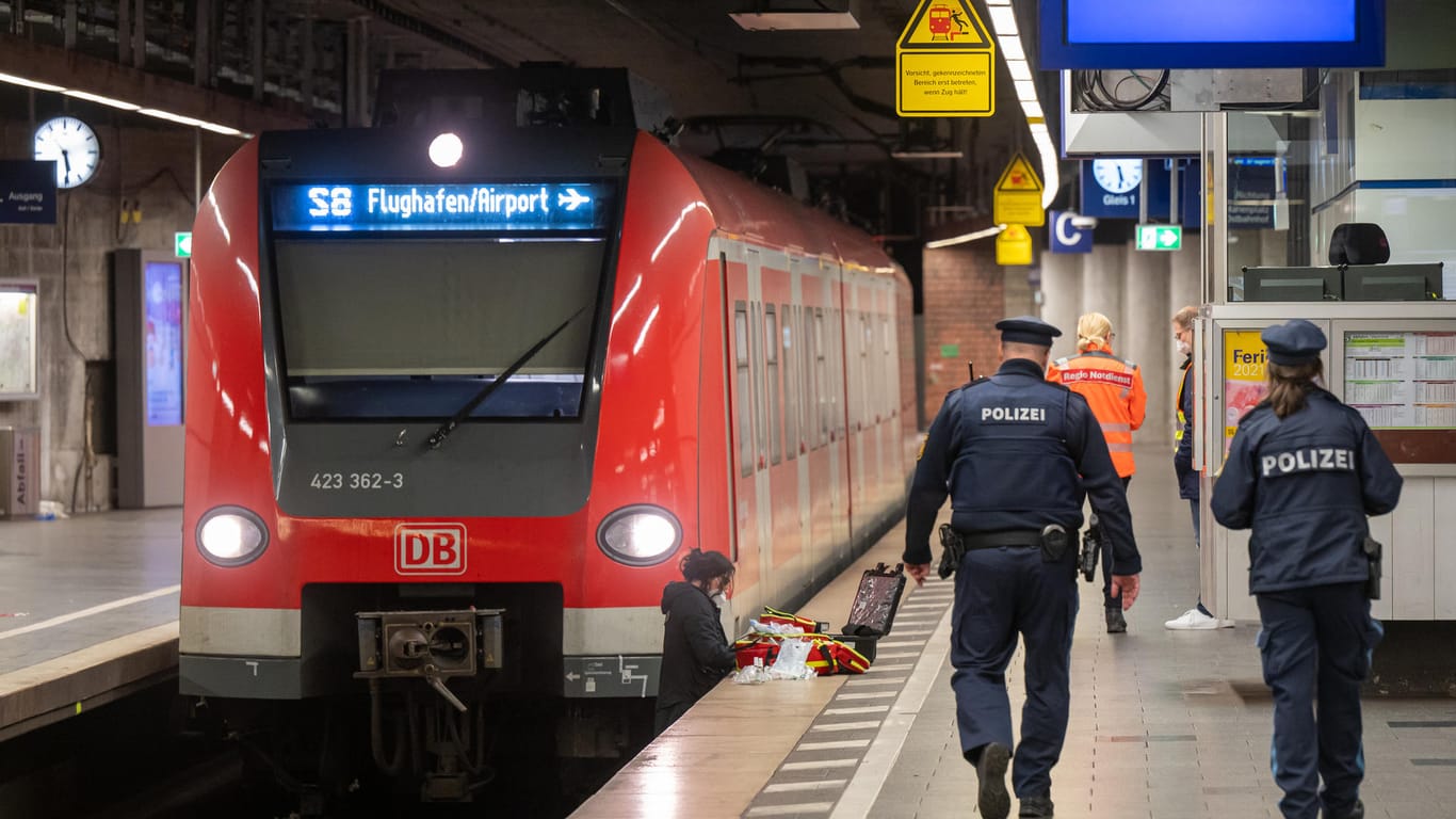 Polizisten und Spurensicherer am Tatort: Hier wurde der Mann vor den Zug gestoßen.