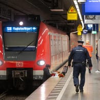 Polizisten und Spurensicherer am Tatort: Hier wurde der Mann vor den Zug gestoßen.