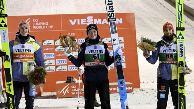 Karl Geiger (l) und Markus Eisenbichler (r) springen auf das Podest. Karl Geiger (l) und Markus Eisenbichler (r) springen auf das Podest.