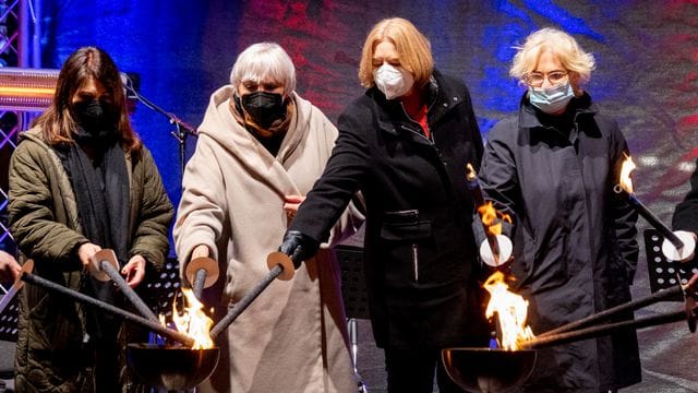 Anzünden der ersten Kerze des Chanukka-Leuchters