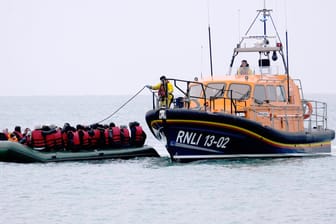 Migranten auf dem Ärmelkanal vor der britischen Küste: In der vergangenen Woche starben 27 Menschen bei dem Versuch, den Kanal zu überqueren.