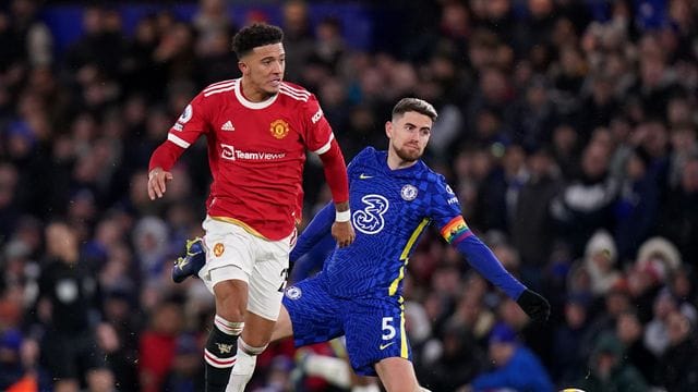 Jadon Sancho (l) von Manchester United setzt sich durch und erzielt das 0:1.