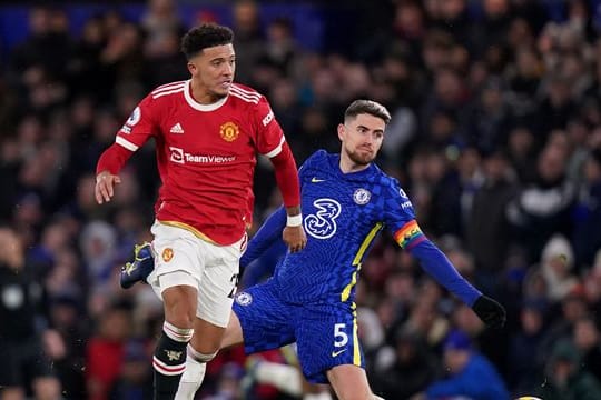 Jadon Sancho (l) von Manchester United setzt sich durch und erzielt das 0:1.