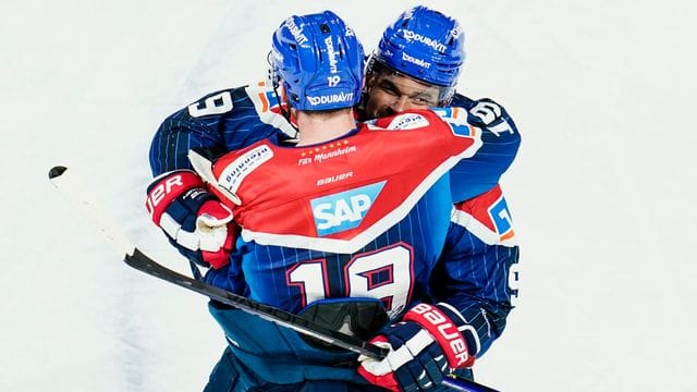 Mannheims Torschütze Nigel Dawes (r) jubelt über das Tor zum 3:2.