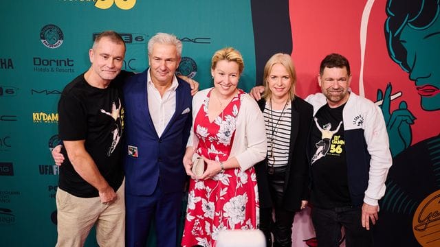 Produzent Ulf Leo Sommer (l-r), Klaus Wowereit, ehemaliger Bürgermeister von Berlin, Franziska Giffey, zukünftige Bürgermeisterin von Berlin, Drehbuchautorin Annette Hess und Musiker Peter Plate.