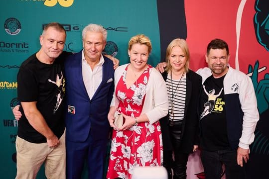 Produzent Ulf Leo Sommer (l-r), Klaus Wowereit, ehemaliger Bürgermeister von Berlin, Franziska Giffey, zukünftige Bürgermeisterin von Berlin, Drehbuchautorin Annette Hess und Musiker Peter Plate.