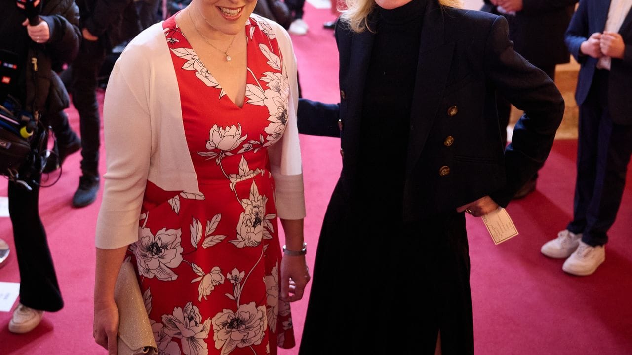 Franziska Giffey (l) und Maria Furtwängler kommen zur Premiere des Musicals "Ku'damm 56".