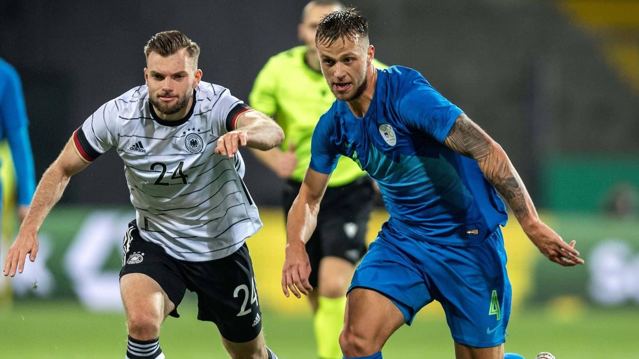 David Brekalo (re., 2020 im Trikot der slowenischen U21-Elf) musste nach einer Schwalbe seines eigenen Torhüters den Platz verlassen. David Brekalo (re., 2020 im Trikot der slowenischen U21-Elf) musste nach einer Schwalbe seines eigenen Torhüters den Platz verlassen.