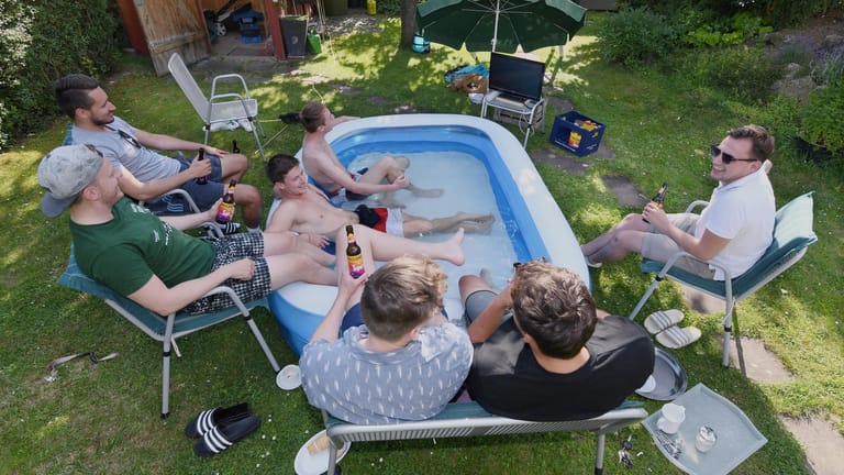 Fernsehen am Pool im Garten mit Freunden (Symbolbild): Ist es der Wohlstand, der die Gefahr verdeckt?