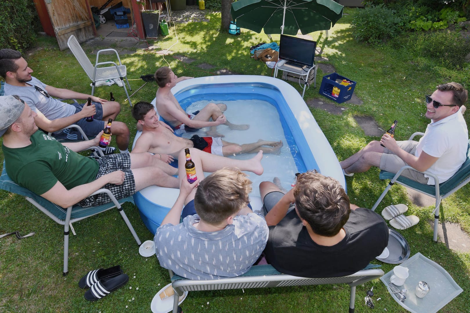 Fernsehen am Pool im Garten mit Freunden (Symbolbild): Ist es der Wohlstand, der die Gefahr verdeckt?