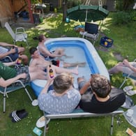 Fernsehen am Pool im Garten mit Freunden (Symbolbild): Ist es der Wohlstand, der die Gefahr verdeckt?