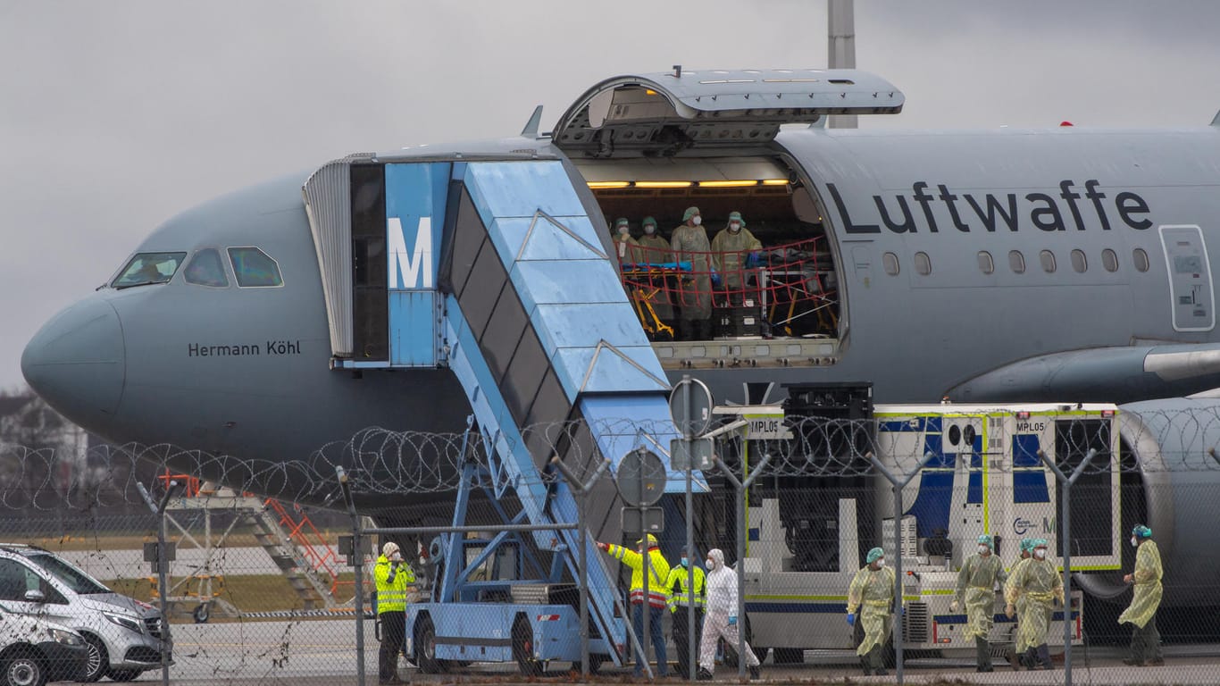 Mit einem Transportflugzeug der Bundeswehr werden Covid-Patienten von München nach Hamburg verlegt.