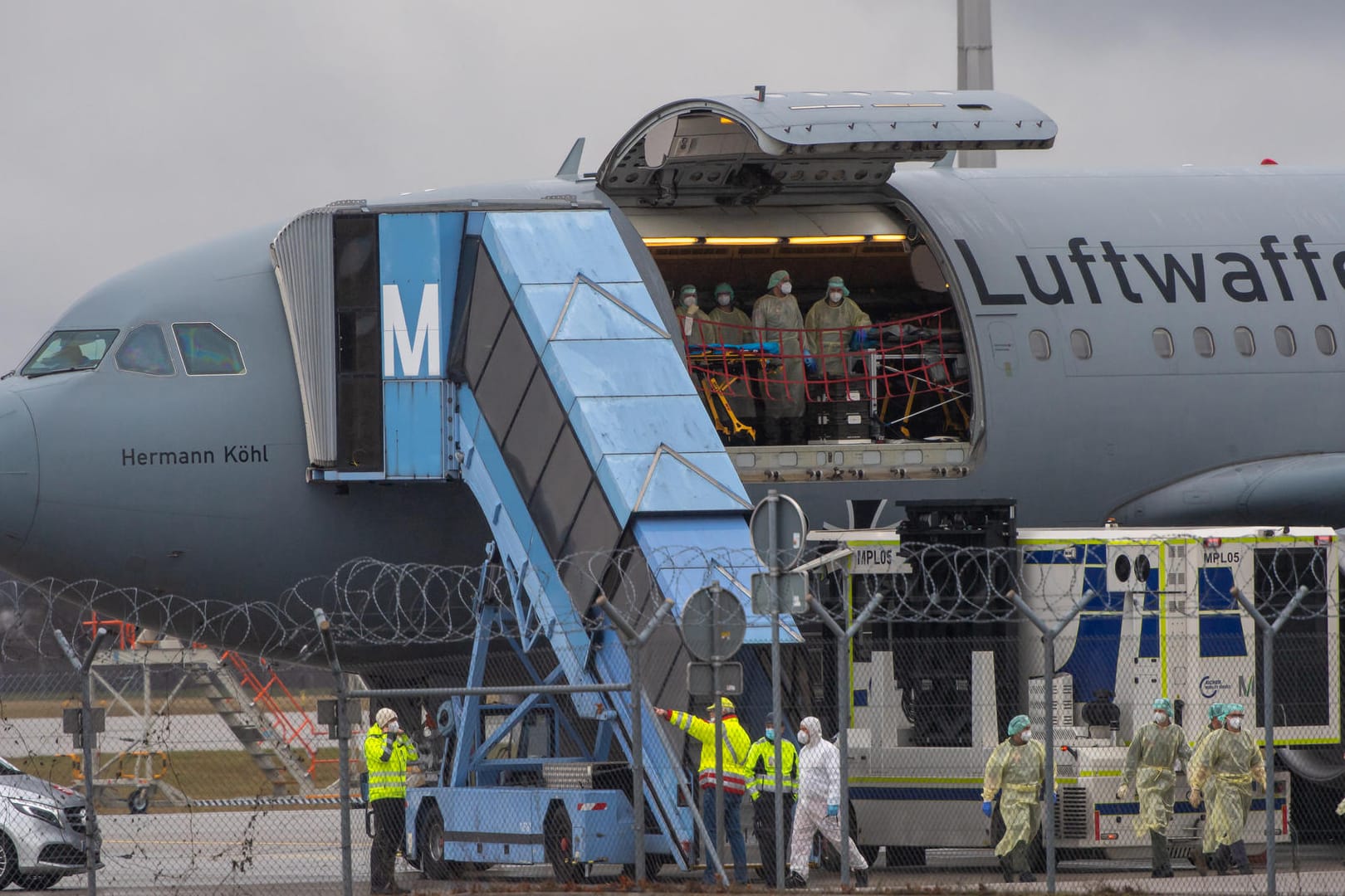 Mit einem Transportflugzeug der Bundeswehr werden Covid-Patienten von München nach Hamburg verlegt.