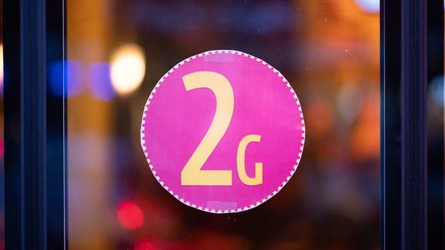 Ein Aufkleber an einer Glastür weist auf die 2G-Regel hin (Symbolbild): In der Hansestadt gibt es nur noch wenige Bereiche des öffentlichen Lebens, die für ungeimpfte Bürger zugänglich sind. Ein Aufkleber an einer Glastür weist auf die 2G-Regel hin (Symbolbild): In der Hansestadt gibt es nur noch wenige Bereiche des öffentlichen Lebens, die für ungeimpfte Bürger zugänglich sind.