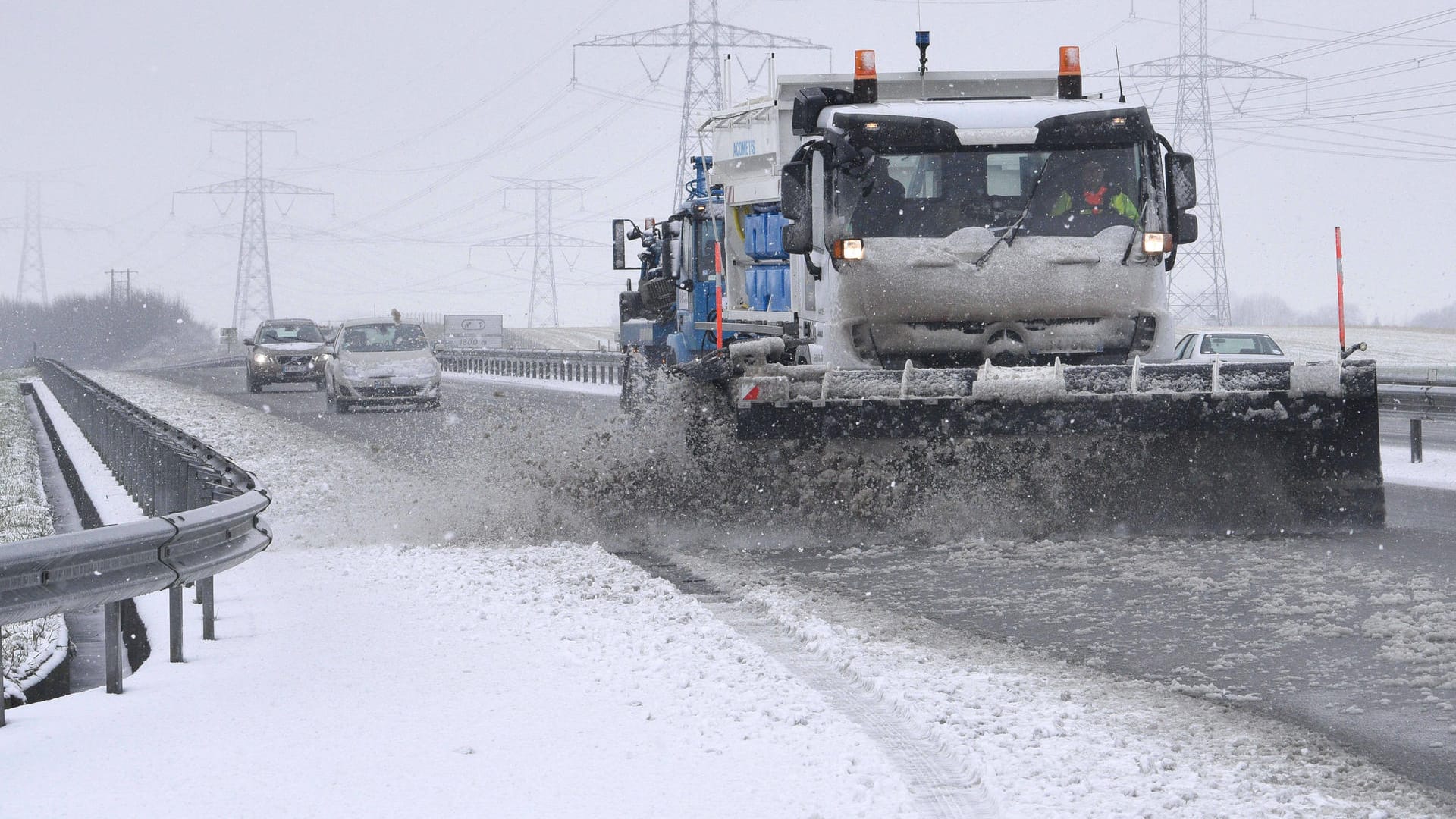 Ein Schneepflug auf einer französischen Autobahn (Symbolbild): Nahe des Zentralmassivs steckten hunderte Autofahrer im Schnee fest. Ein Schneepflug auf einer französischen Autobahn (Symbolbild): Nahe des Zentralmassivs steckten hunderte Autofahrer im Schnee fest.