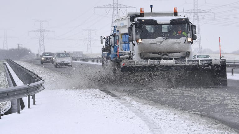 Ein Schneepflug auf einer französischen Autobahn (Symbolbild): Nahe des Zentralmassivs steckten hunderte Autofahrer im Schnee fest.