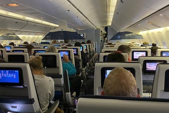 Passagiere sitzen in einem Flugzeug, das aus Südafrika nach Amsterdam kam (Archivbild): Einige Passagiere sind im gleichen Hotel wie ein Paar, das zu fliehen versuchte.