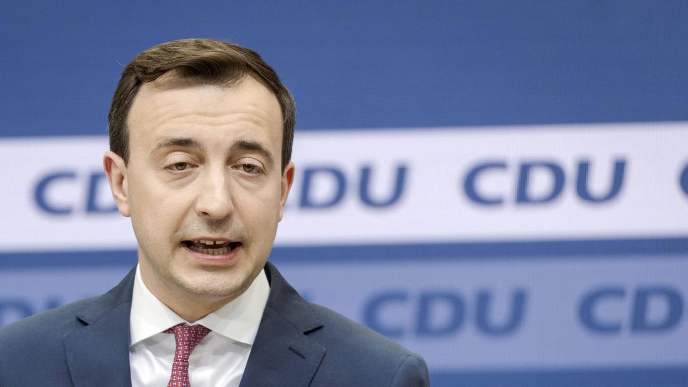 Paul Ziemiak spricht bei einer Pressekonferenz (Archivbild): Der CDU-Generalsekretär bekräftigt die Ablehnung der CDU gegen eine Änderung des Wahlalters.