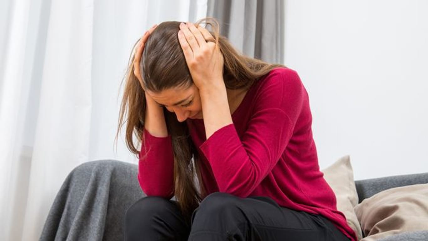 Gefühle von Hilflosigkeit und Selbstzweifel machen sich breit: Frauen reagieren auf Stress oft eher emotional.