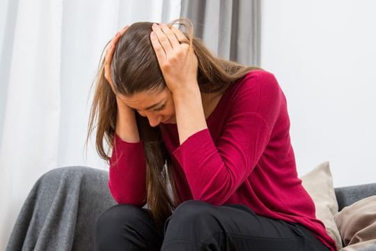 Gefühle von Hilflosigkeit und Selbstzweifel machen sich breit: Frauen reagieren auf Stress oft eher emotional.