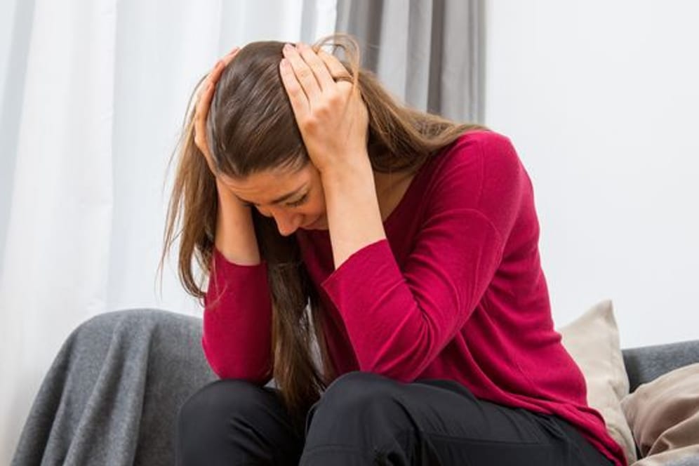 Gefühle von Hilflosigkeit und Selbstzweifel machen sich breit: Frauen reagieren auf Stress oft eher emotional.